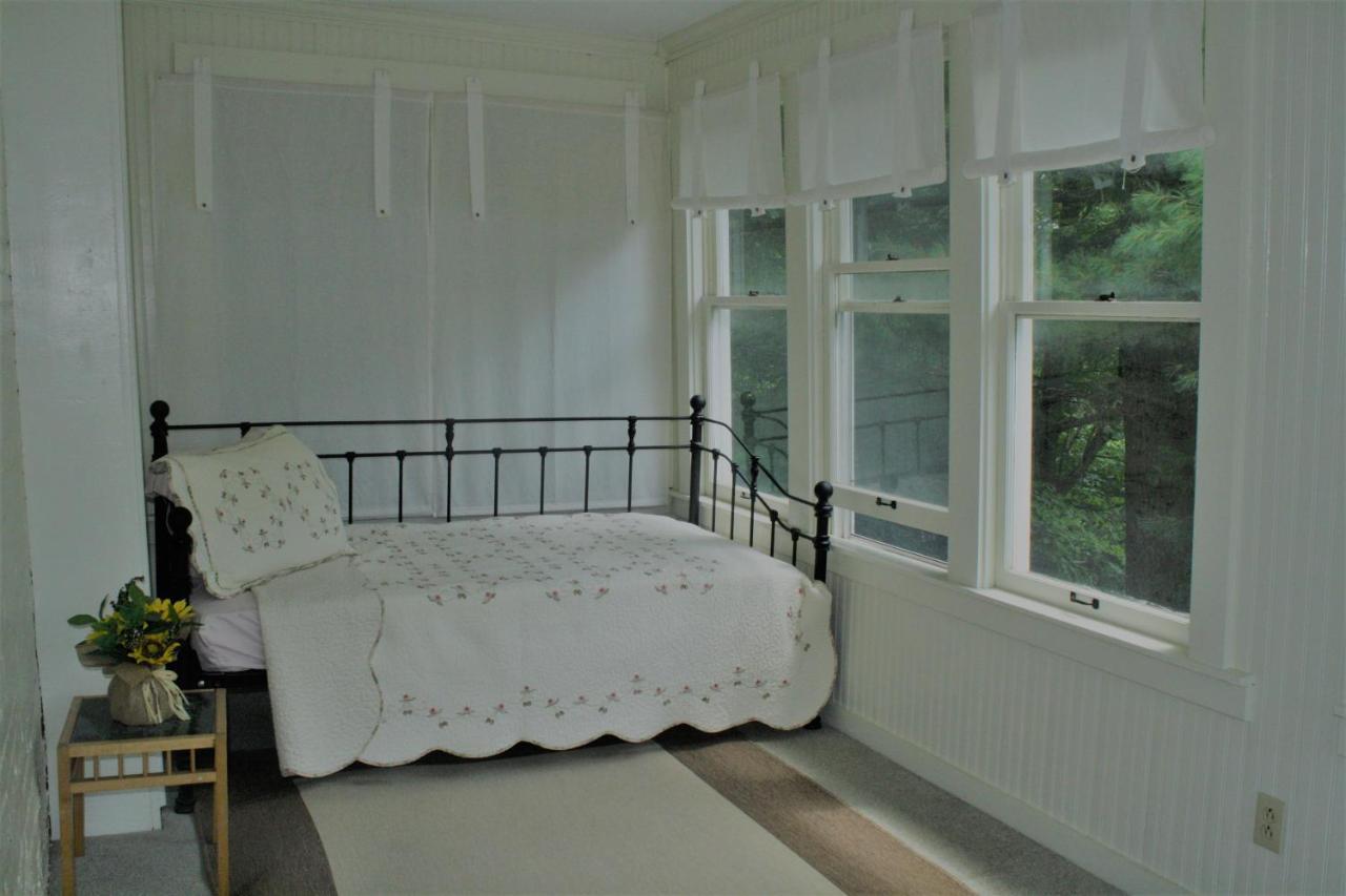 Franklin Manor Bed And Breakfast Саранак Лейк Екстериор снимка