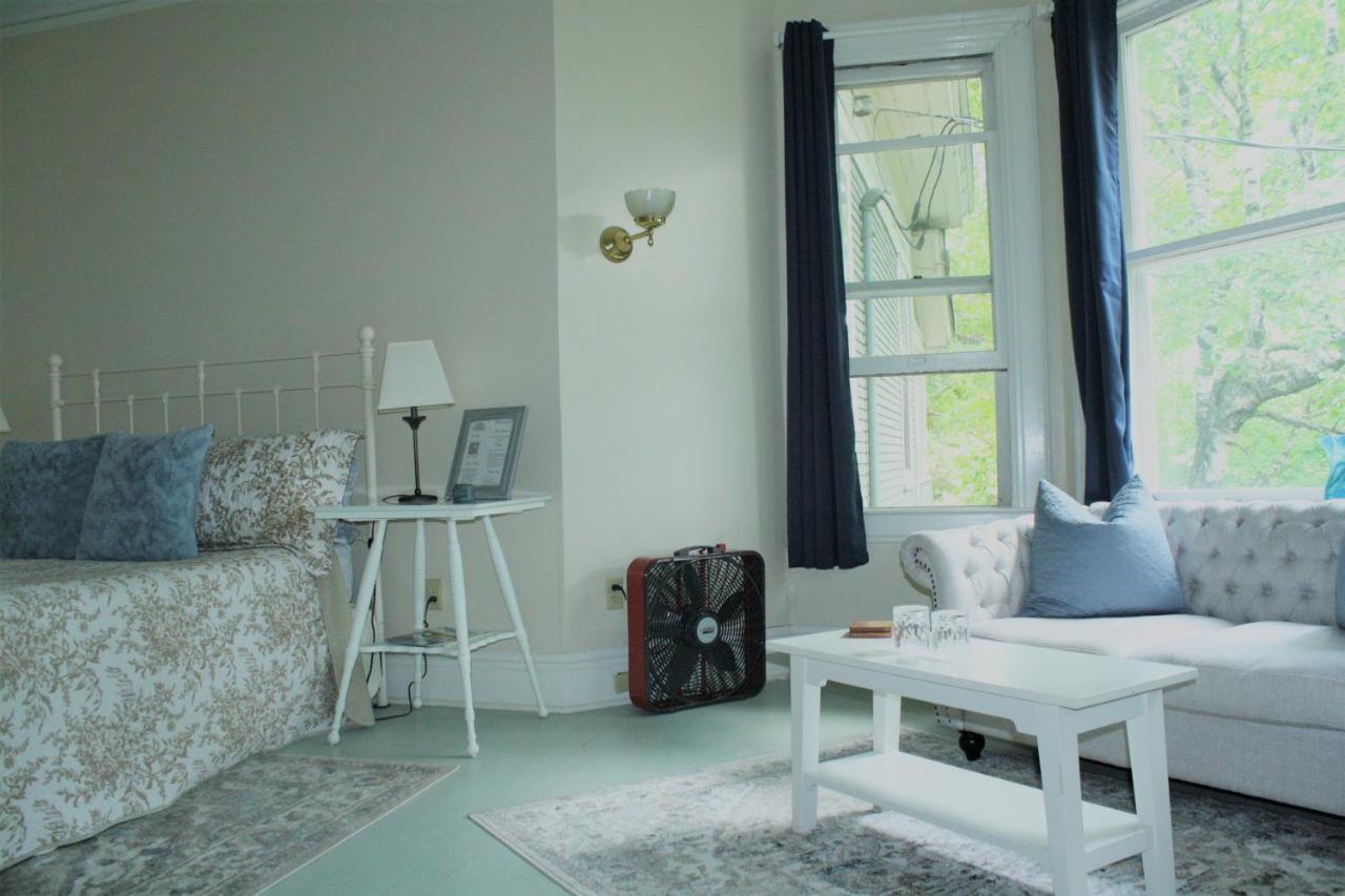 Franklin Manor Bed And Breakfast Саранак Лейк Екстериор снимка
